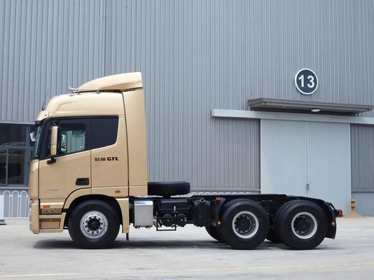 8.2トンの容量 340HP ウェイチャイエンジン 4X2 トラクタートラック 運転席の空気懸垂