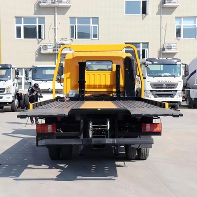 重荷を牽引する 5 トンの平床トレーラー
